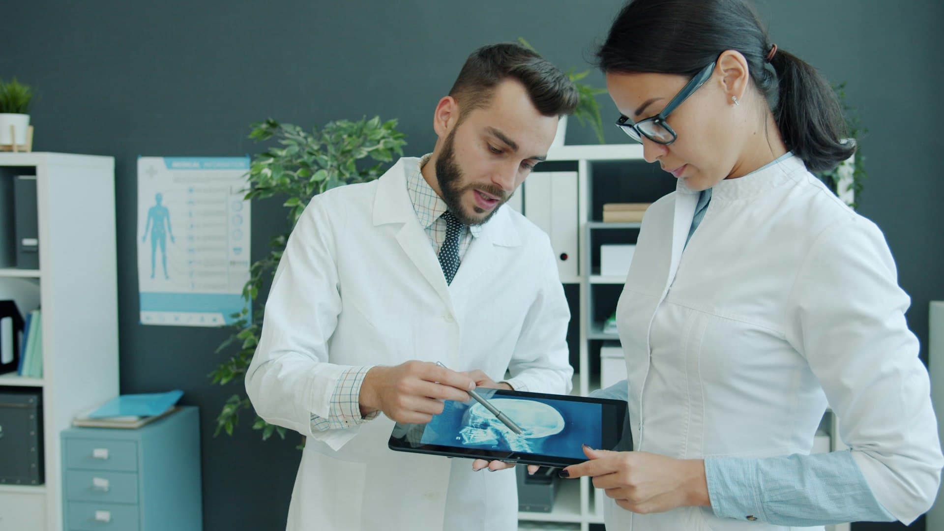 Equipo dental usando tecnología